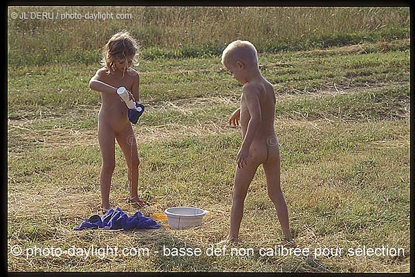 enfants dans la praire - children in the meadow